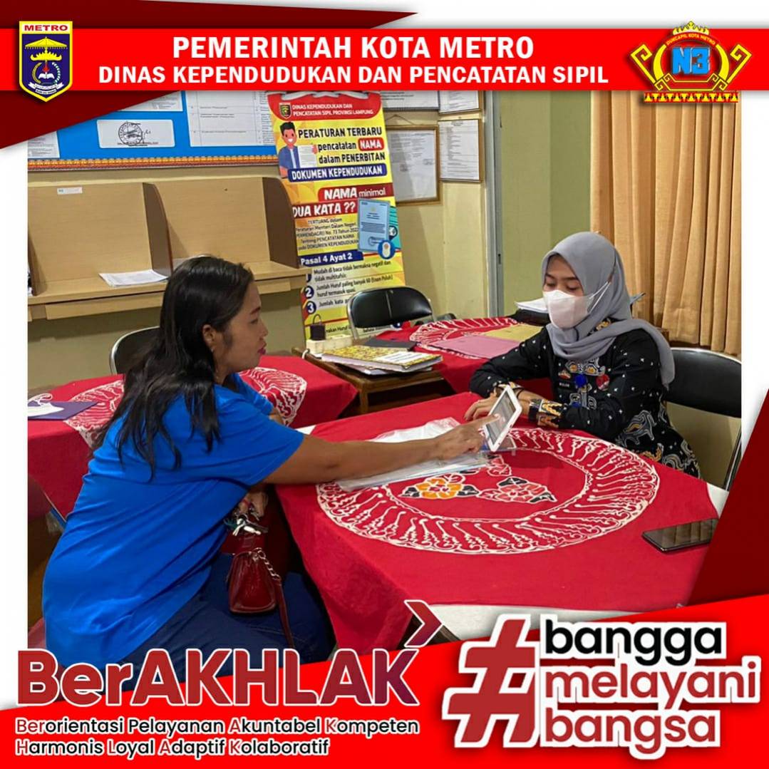 Warga mengisi Kuisioner Survey Kepuasan Masyarakat