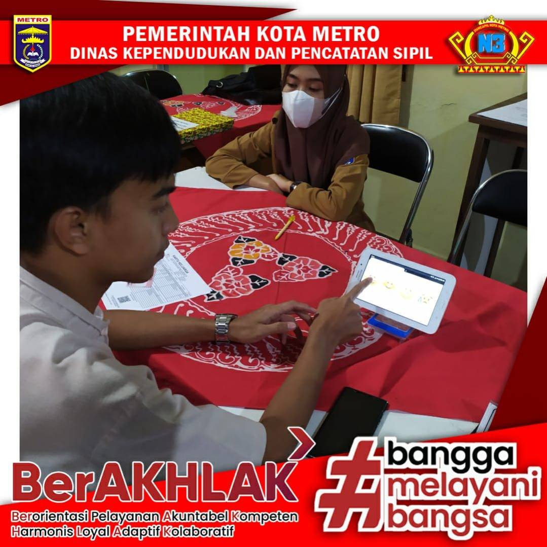 Warga mengisi Kuisioner Survey Kepuasan Masyarakat