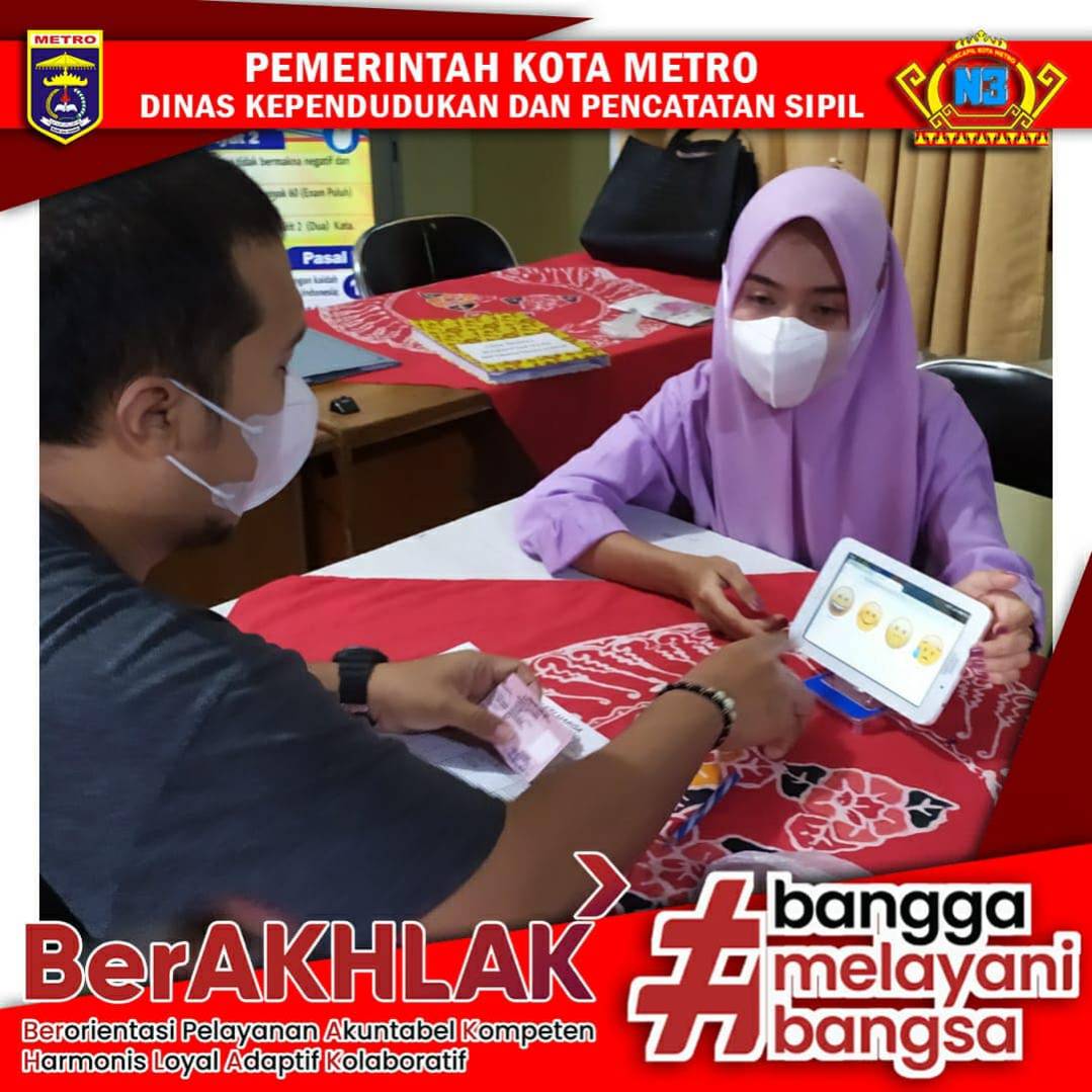 Warga mengisi Kuisioner Survey Kepuasan Masyarakat