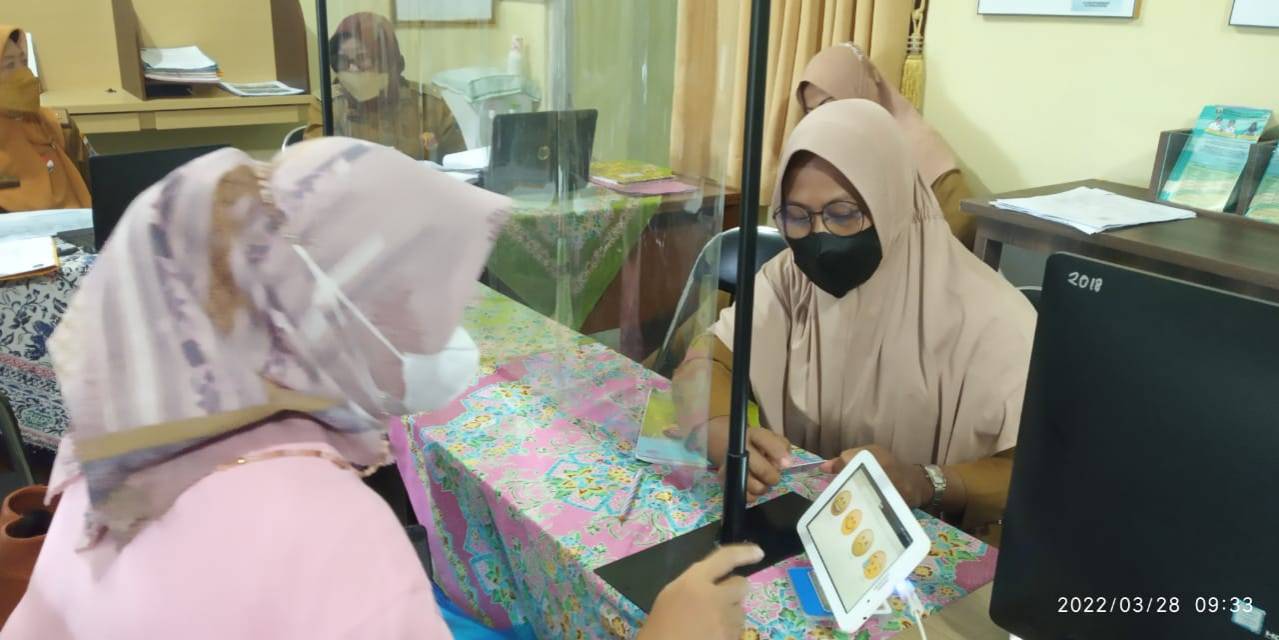 Warga mengisi Kuisioner Survey Kepuasan Masyarakat