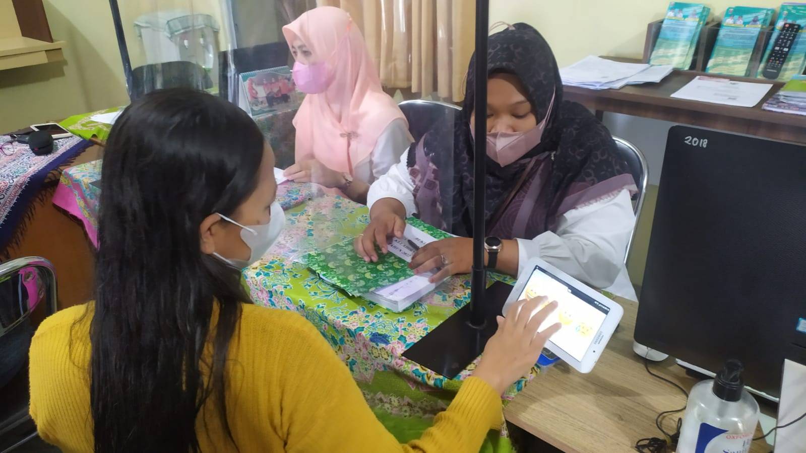 Warga mengisi Kuisioner Survey Kepuasan Masyarakat