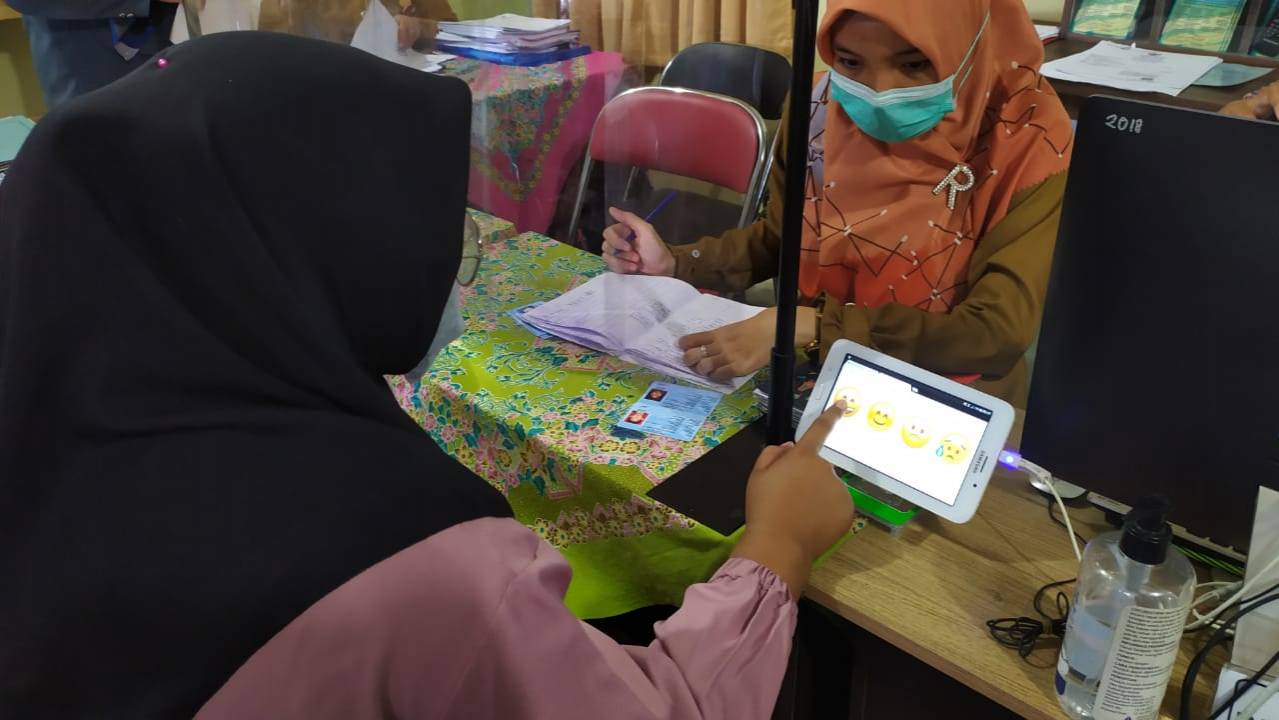 Warga mengisi Kuisioner Survey Kepuasan Masyarakat