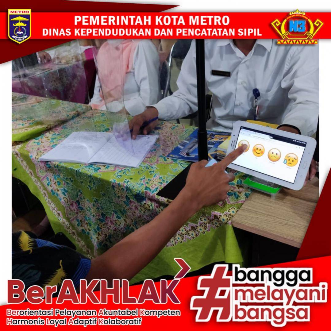 Warga mengisi Kuisioner Survey Kepuasan Masyarakat