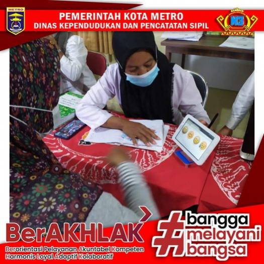 Warga mengisi Kuisioner Survey Kepuasan Masyarakat