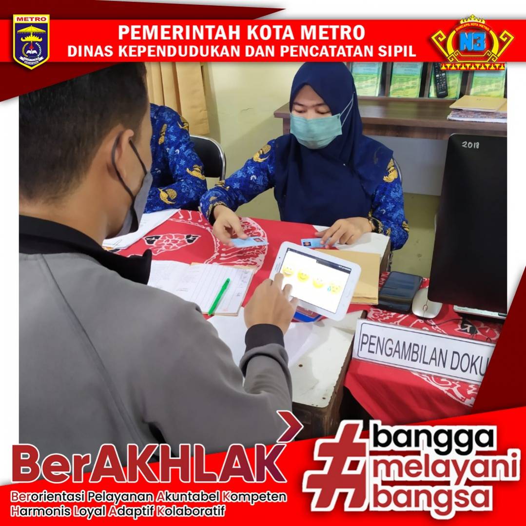 Warga mengisi Kuisioner Survey Kepuasan Masyarakat
