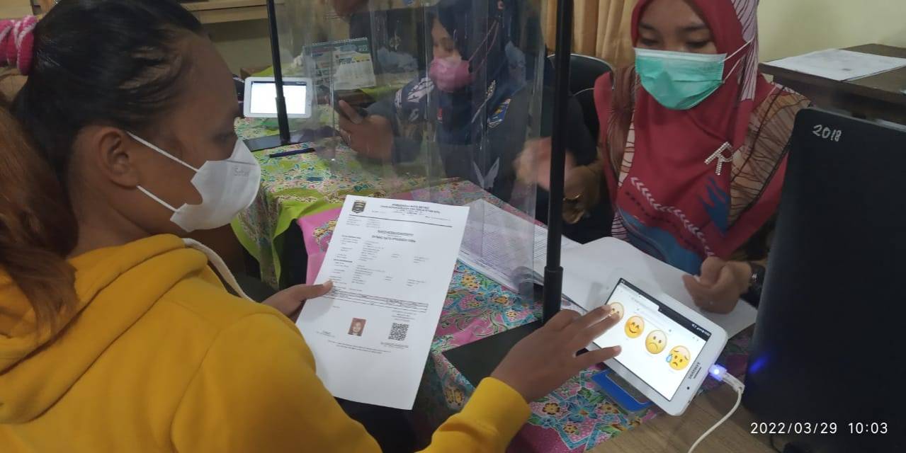 Warga mengisi Kuisioner Survey Kepuasan Masyarakat