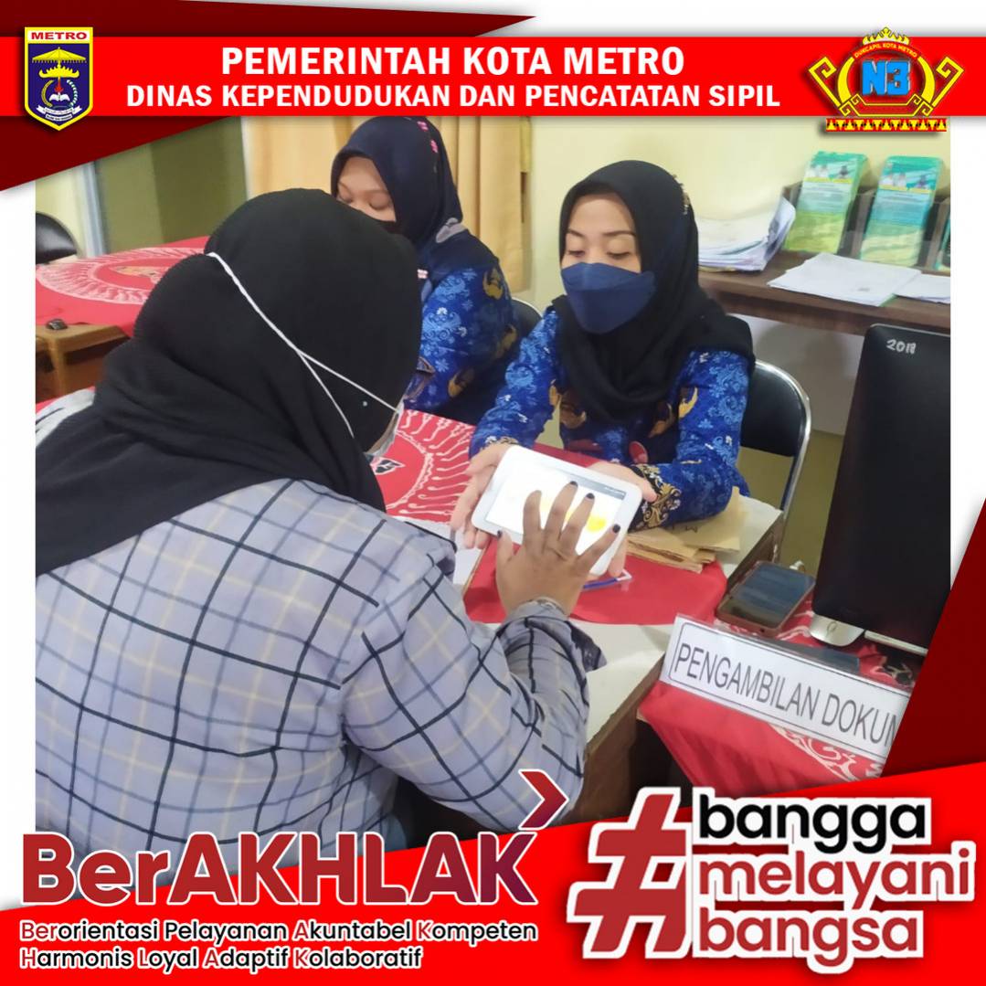 Warga mengisi Kuisioner Survey Kepuasan Masyarakat