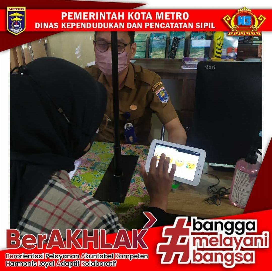 Warga mengisi Kuisioner Survey Kepuasan Masyarakat