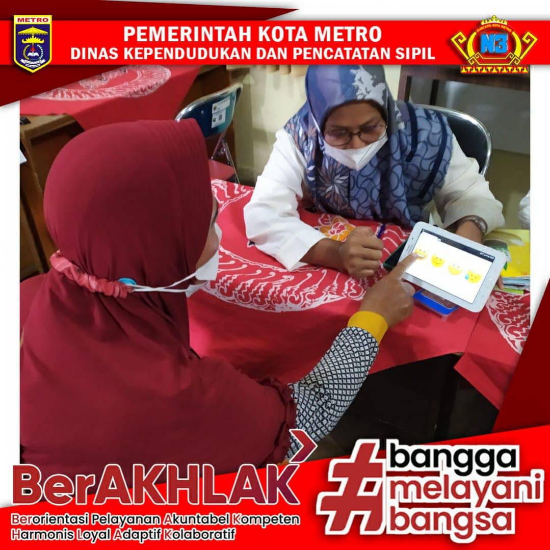 Warga mengisi Kuisioner Survey Kepuasan Masyarakat