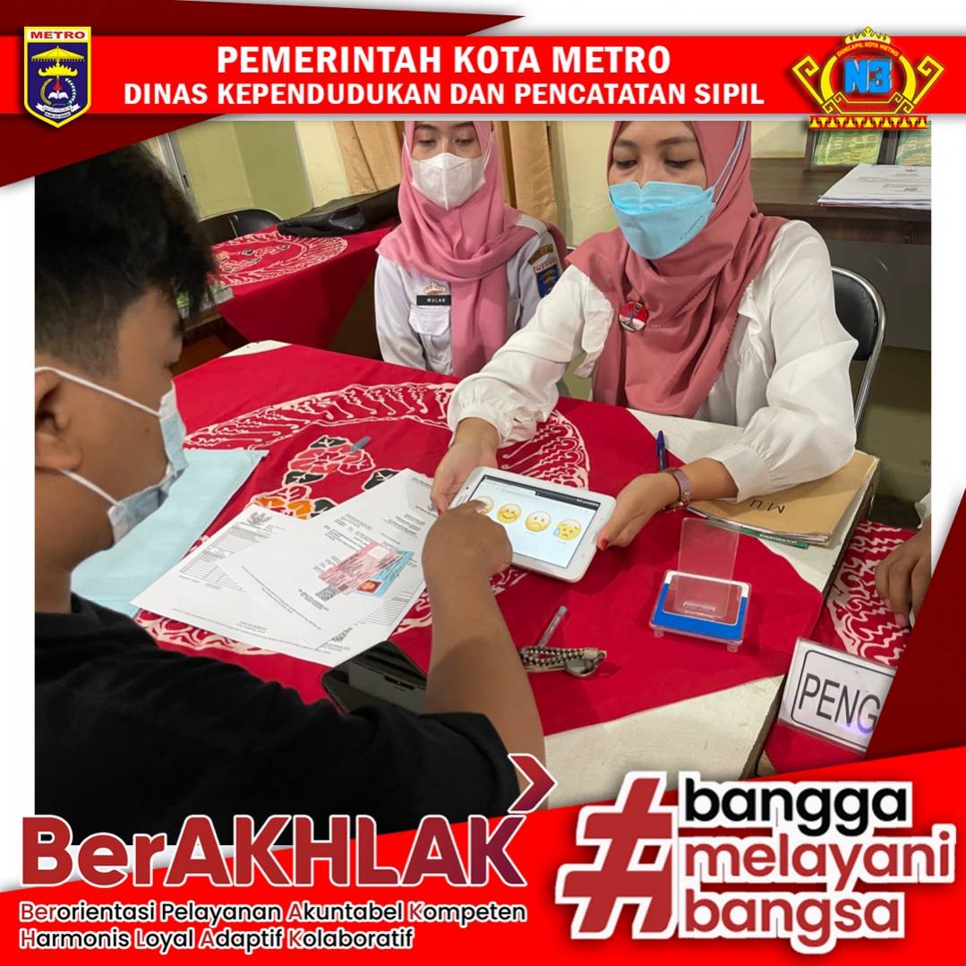 Warga mengisi Kuisioner Survey Kepuasan Masyarakat