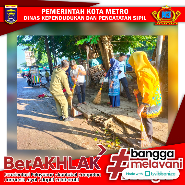 Disdukcapil Kota Metro Kerja Bakti di Lingkungan Pasar Terminal Kota Metro