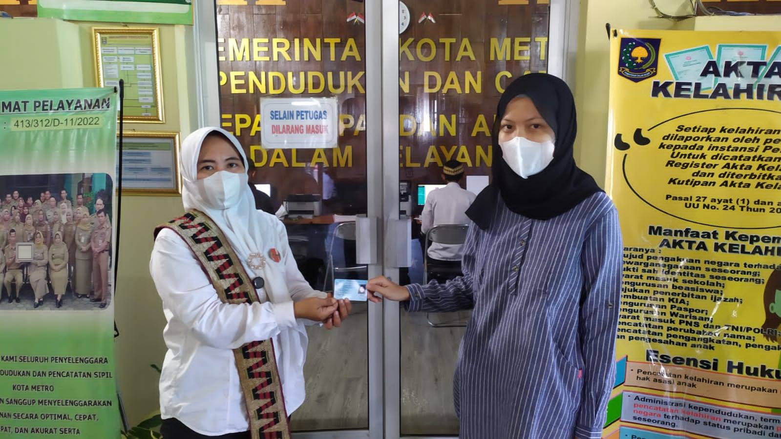 Penyerahan Dokumen Langsung Kepada Warga