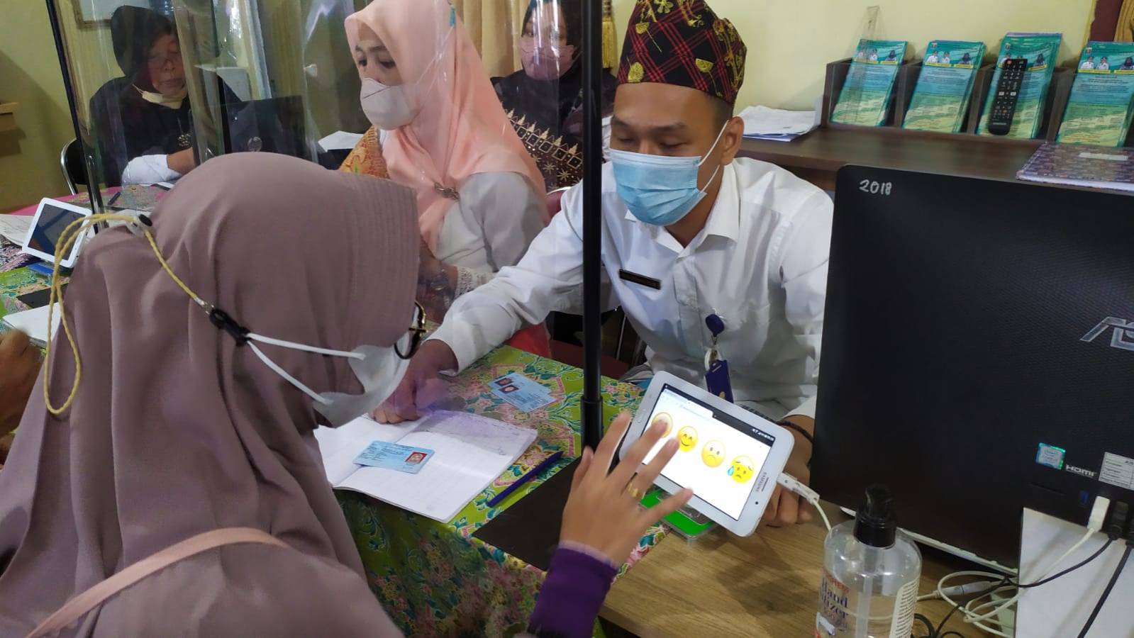 Warga mengisi Kuisioner Survey Kepuasan Masyarakat