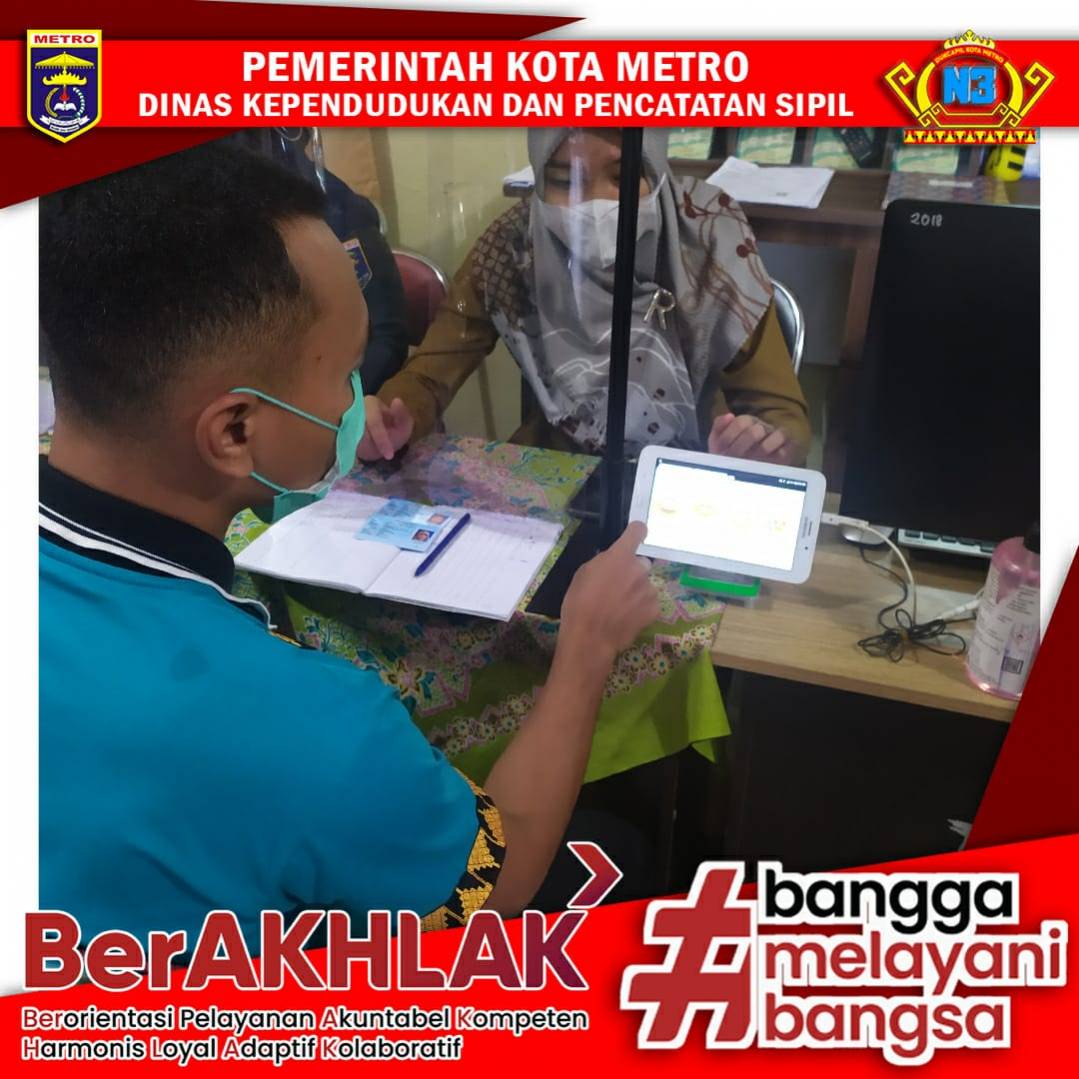 Warga mengisi Kuisioner Survey Kepuasan Masyarakat