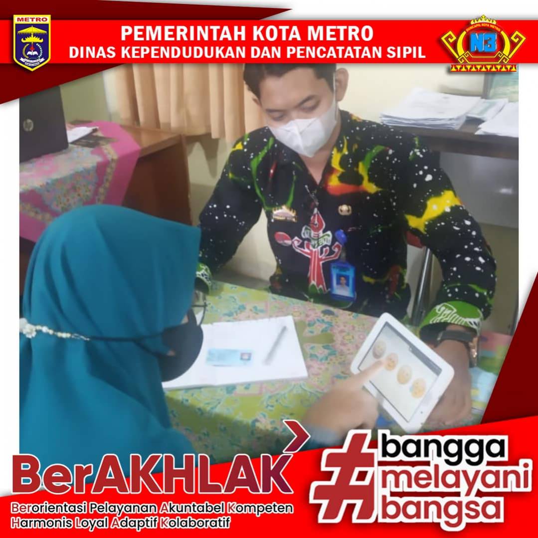 Warga mengisi Kuisioner Survey Kepuasan Masyarakat