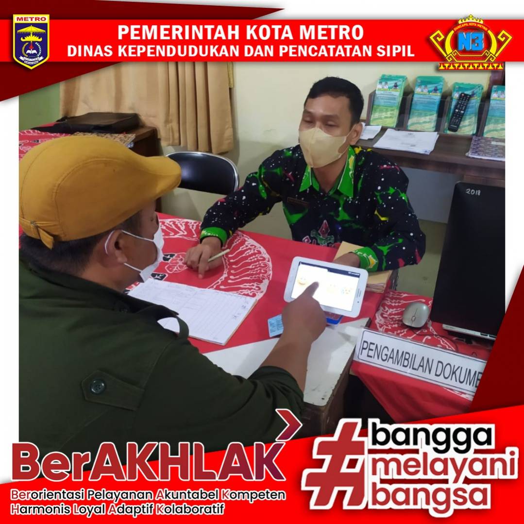 Warga mengisi Kuisioner Survey Kepuasan Masyarakat
