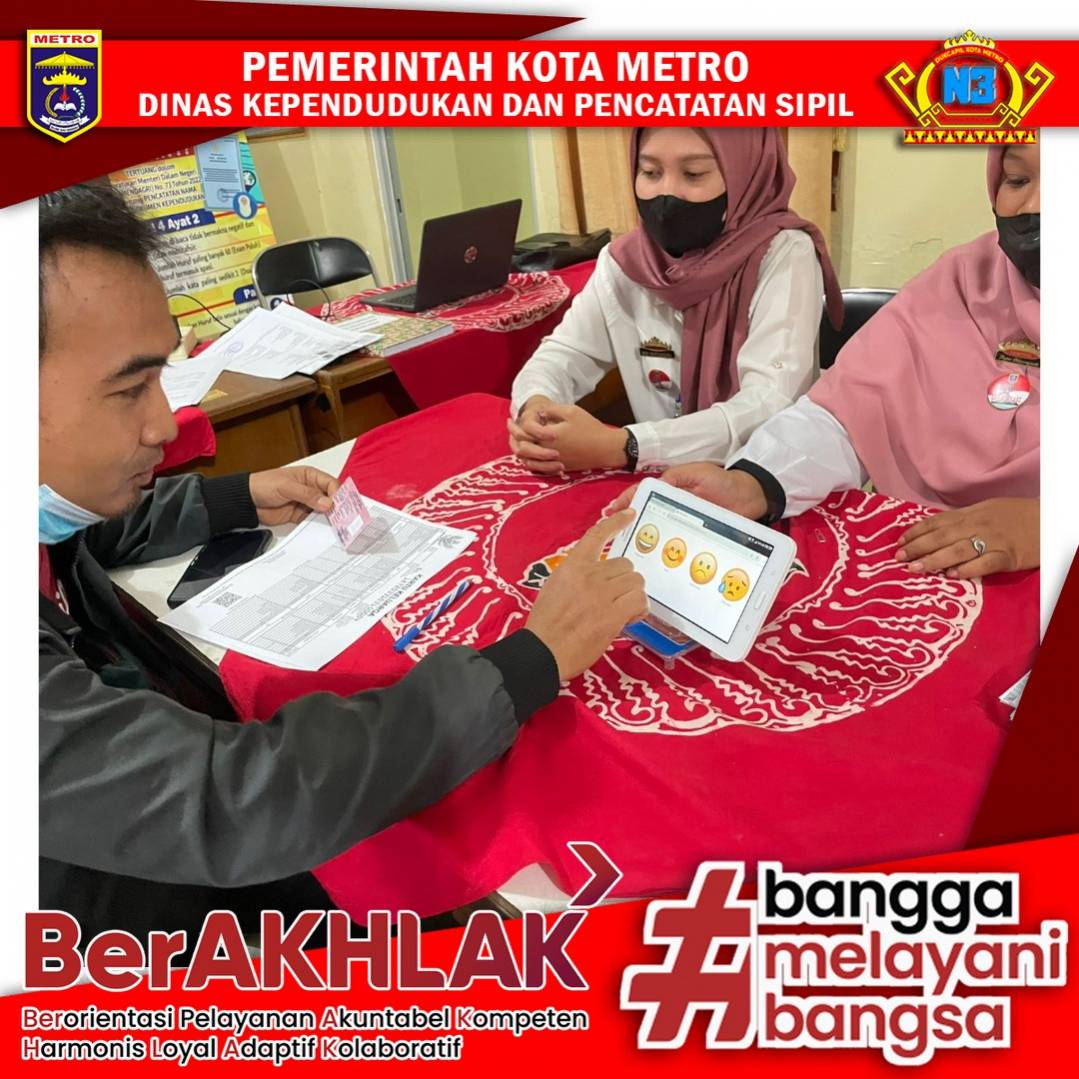 Warga mengisi Kuisioner Survey Kepuasan Masyarakat