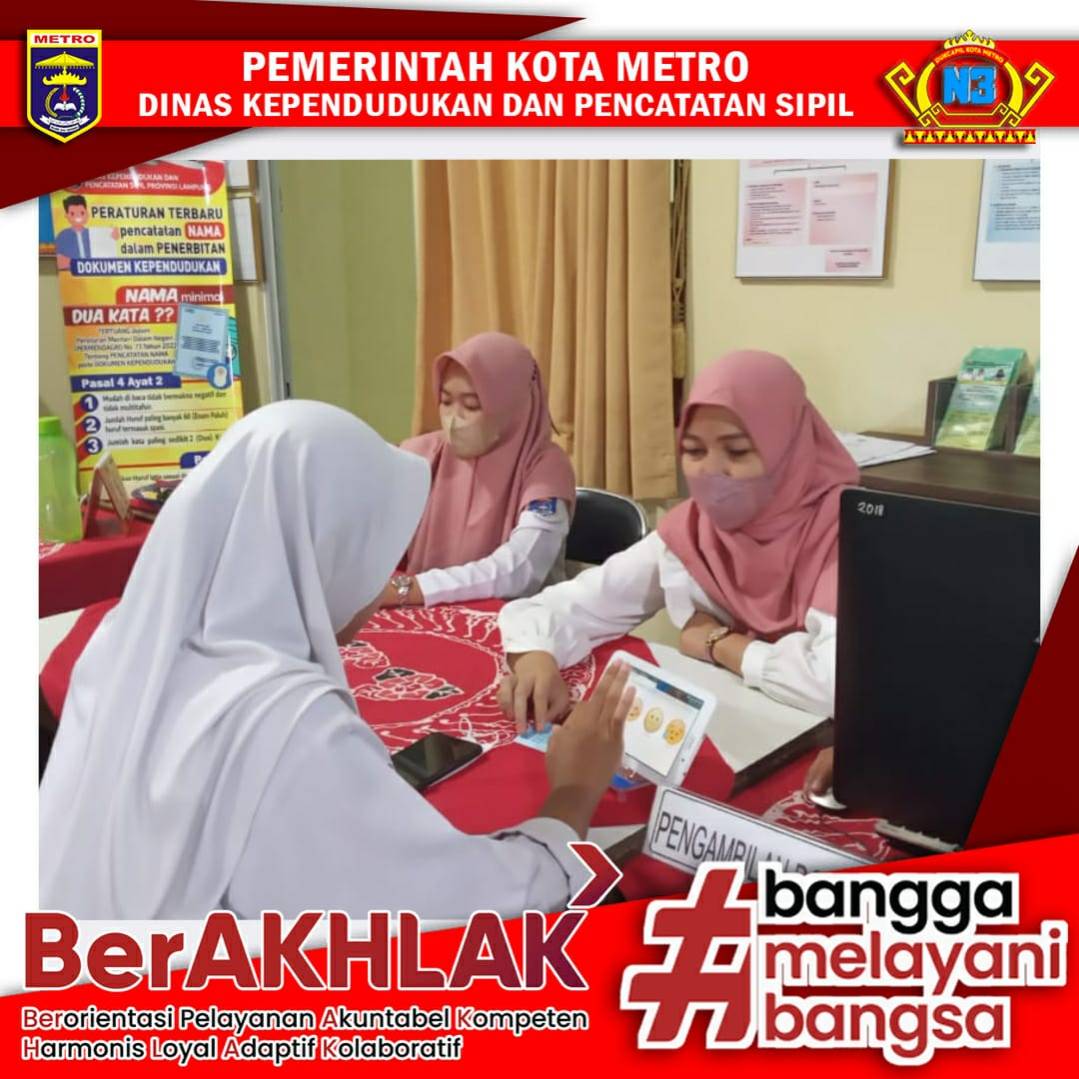 Warga mengisi Kuisioner Survey Kepuasan Masyarakat