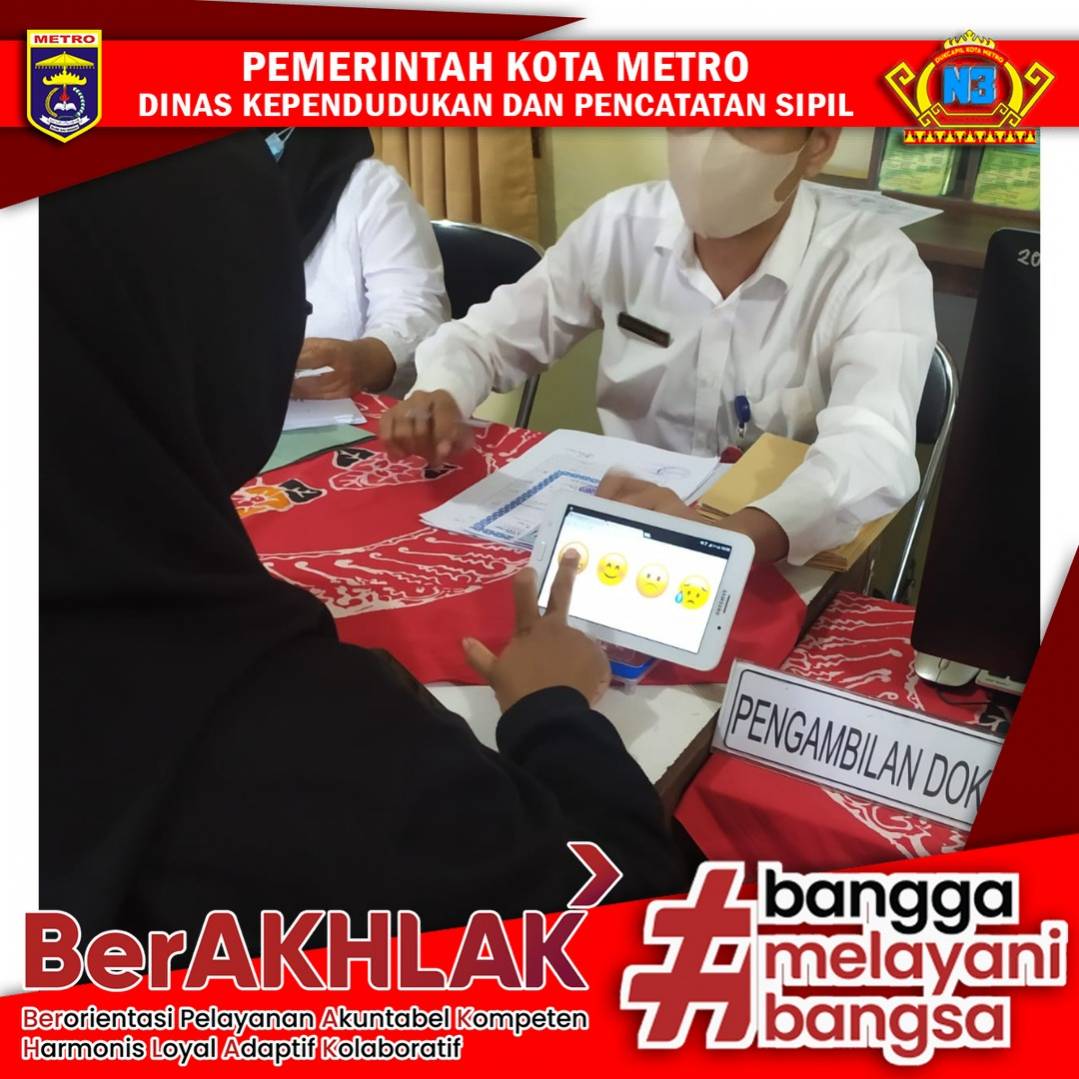 Warga mengisi Kuisioner Survey Kepuasan Masyarakat