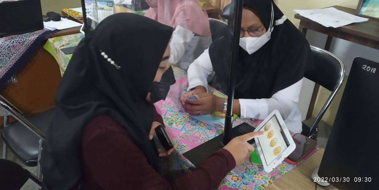 Warga mengisi Kuisioner Survey Kepuasan Masyarakat