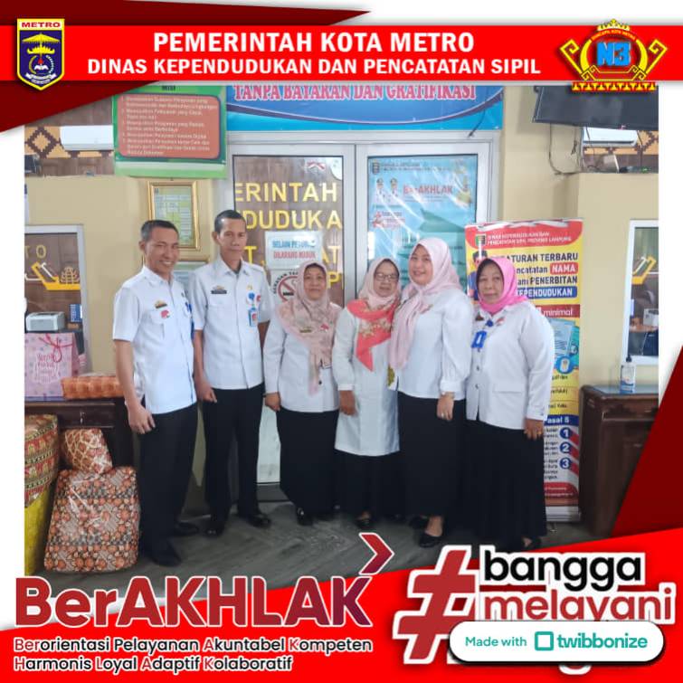 Rapat koordinasi staf Disdukcapil Kota Metro dilanjutkan dengan Pelepasan purnabakti Ibu Rumiati