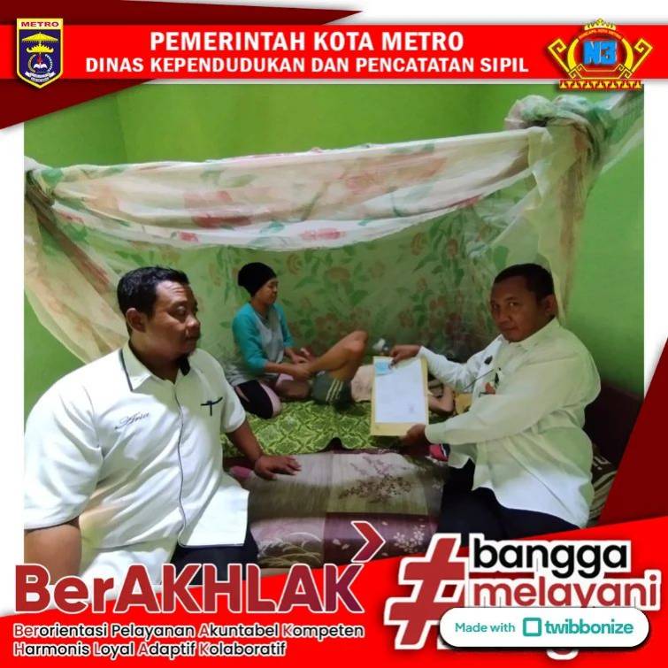 Penyerahan KTP dan Biodata WNI bagi Penyandang Disabilitas