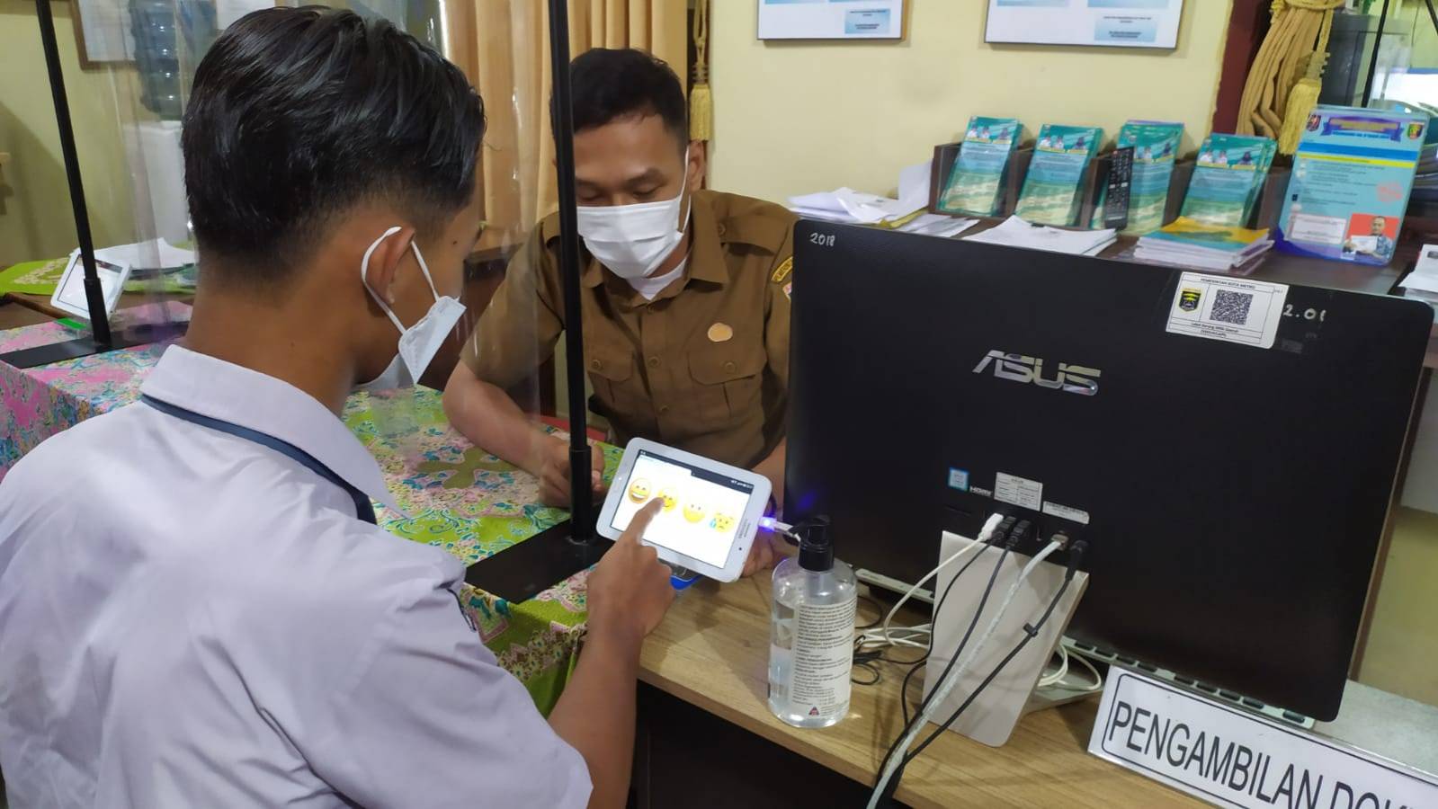 Warga mengisi Kuisioner Survey Kepuasan Masyarakat