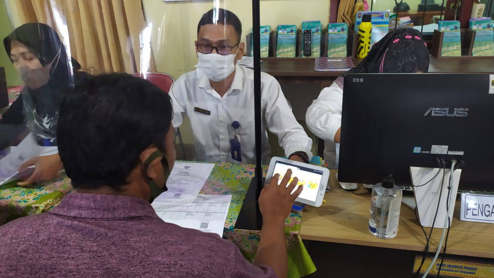 Warga mengisi Kuisioner Survey Kepuasan Masyarakat