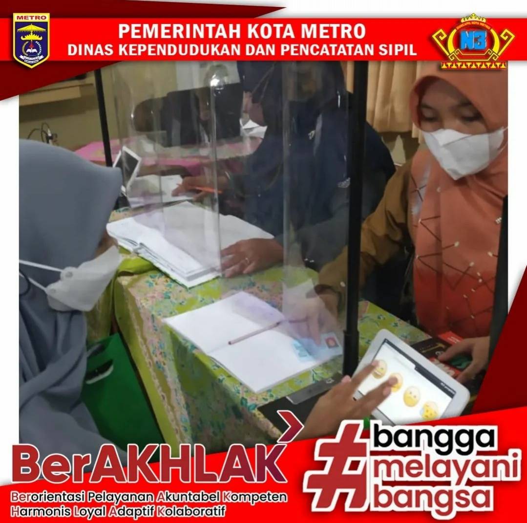 Warga mengisi Kuisioner Survey Kepuasan Masyarakat