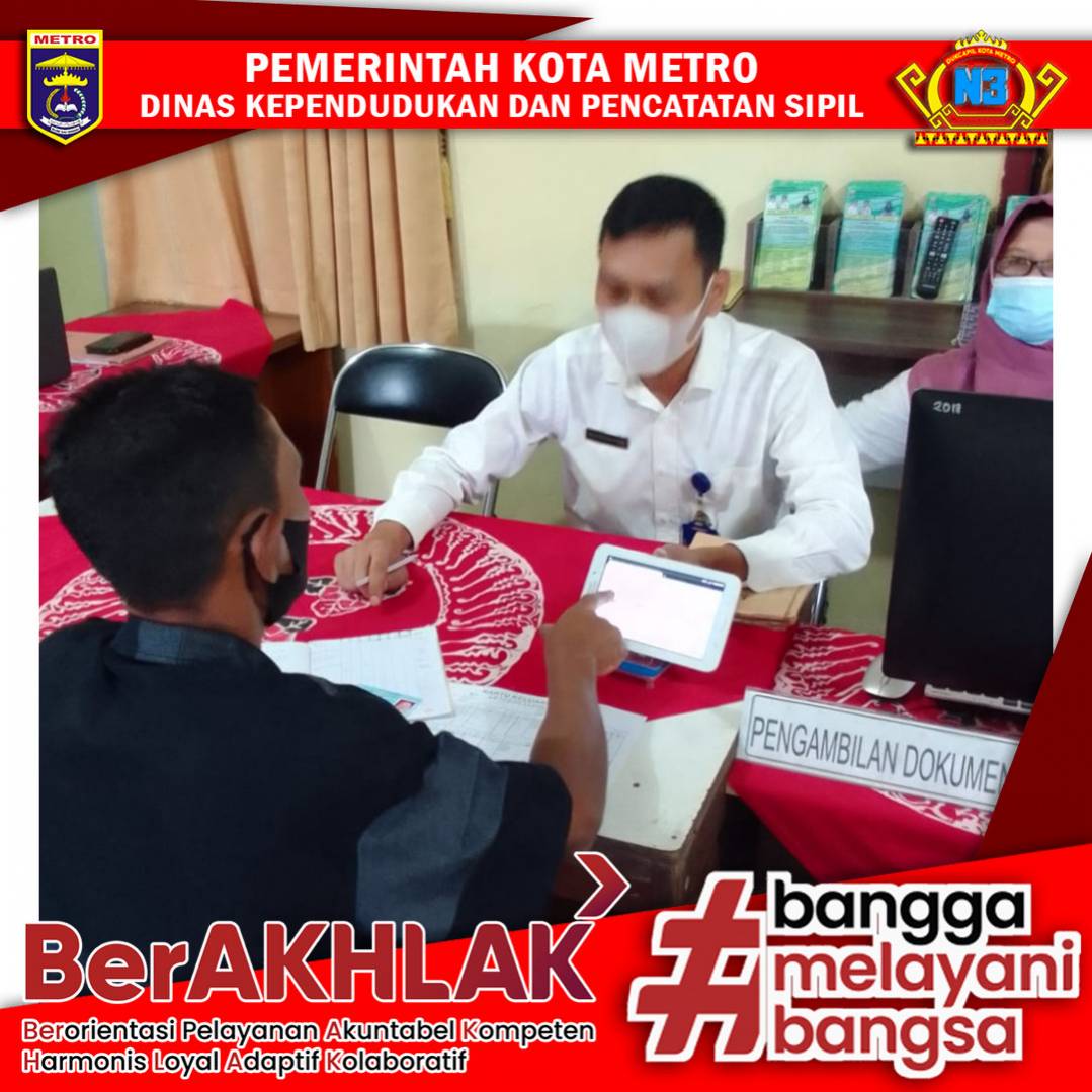 Warga mengisi Kuisioner Survey Kepuasan Masyarakat