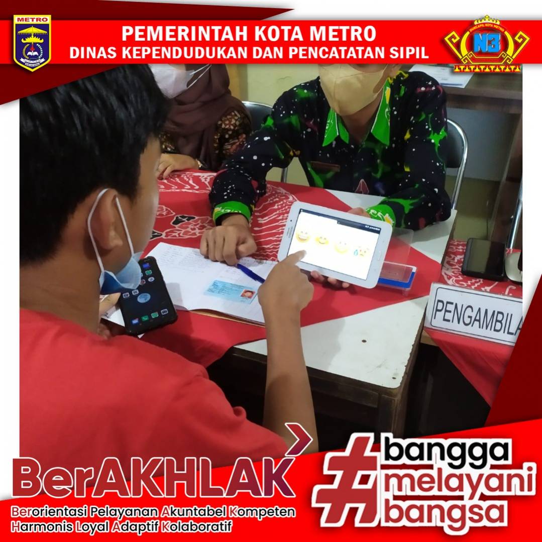 Warga mengisi Kuisioner Survey Kepuasan Masyarakat