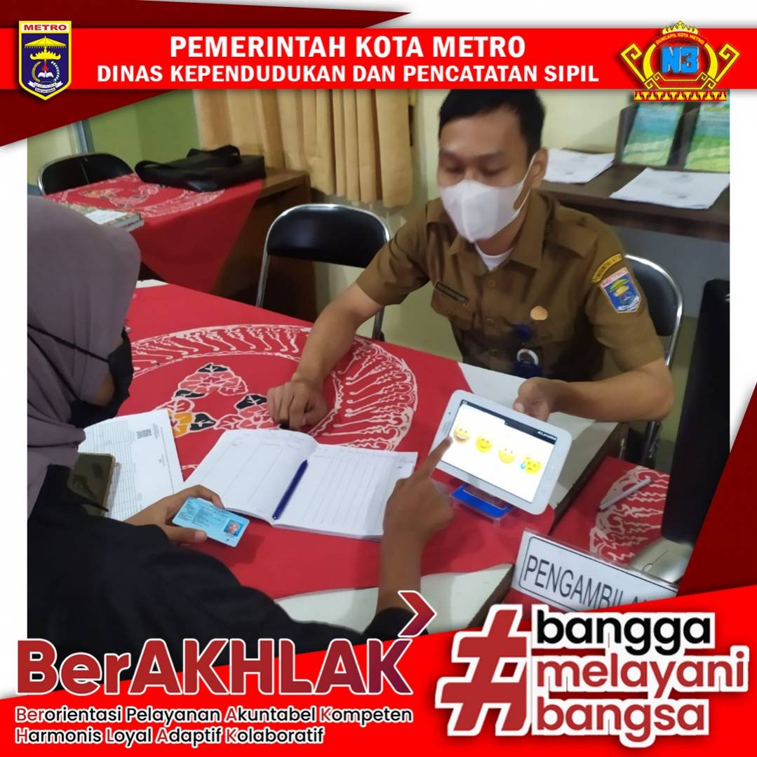 Warga mengisi Kuisioner Survey Kepuasan Masyarakat