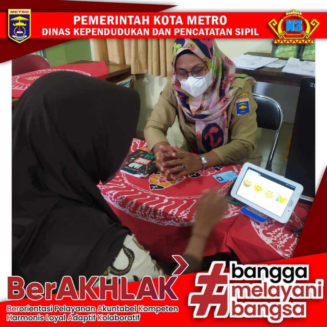 Warga mengisi Kuisioner Survey Kepuasan Masyarakat
