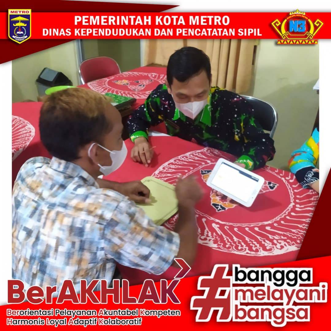 Warga mengisi Kuisioner Survey Kepuasan Masyarakat