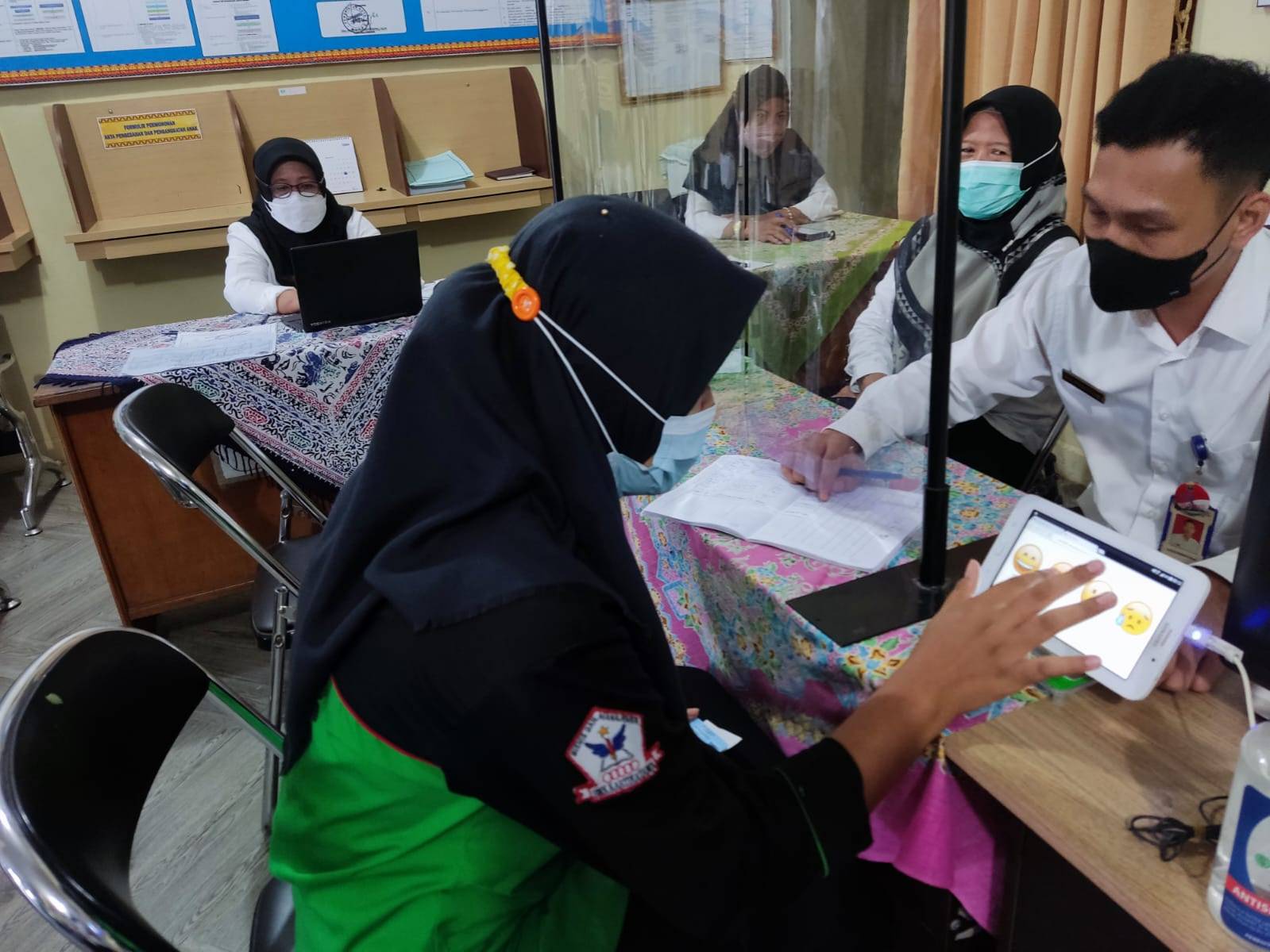 Warga mengisi Kuisioner Survey Kepuasan Masyarakat