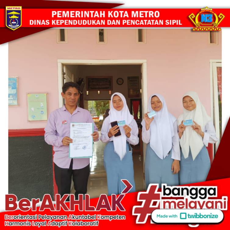 PENYERAHAN KTP DAN AKTIVASI IKD DI SMK ISLAM BINA KHALIFAH BANGSA KOTA METRO