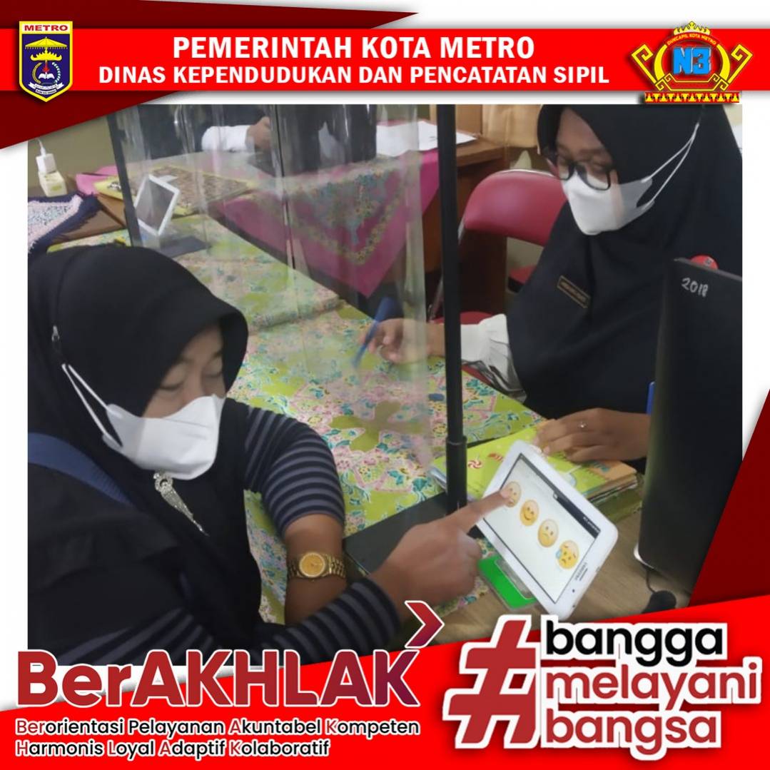 Warga mengisi Kuisioner Survey Kepuasan Masyarakat