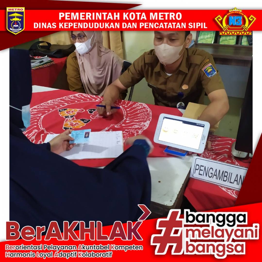 Warga mengisi Kuisioner Survey Kepuasan Masyarakat