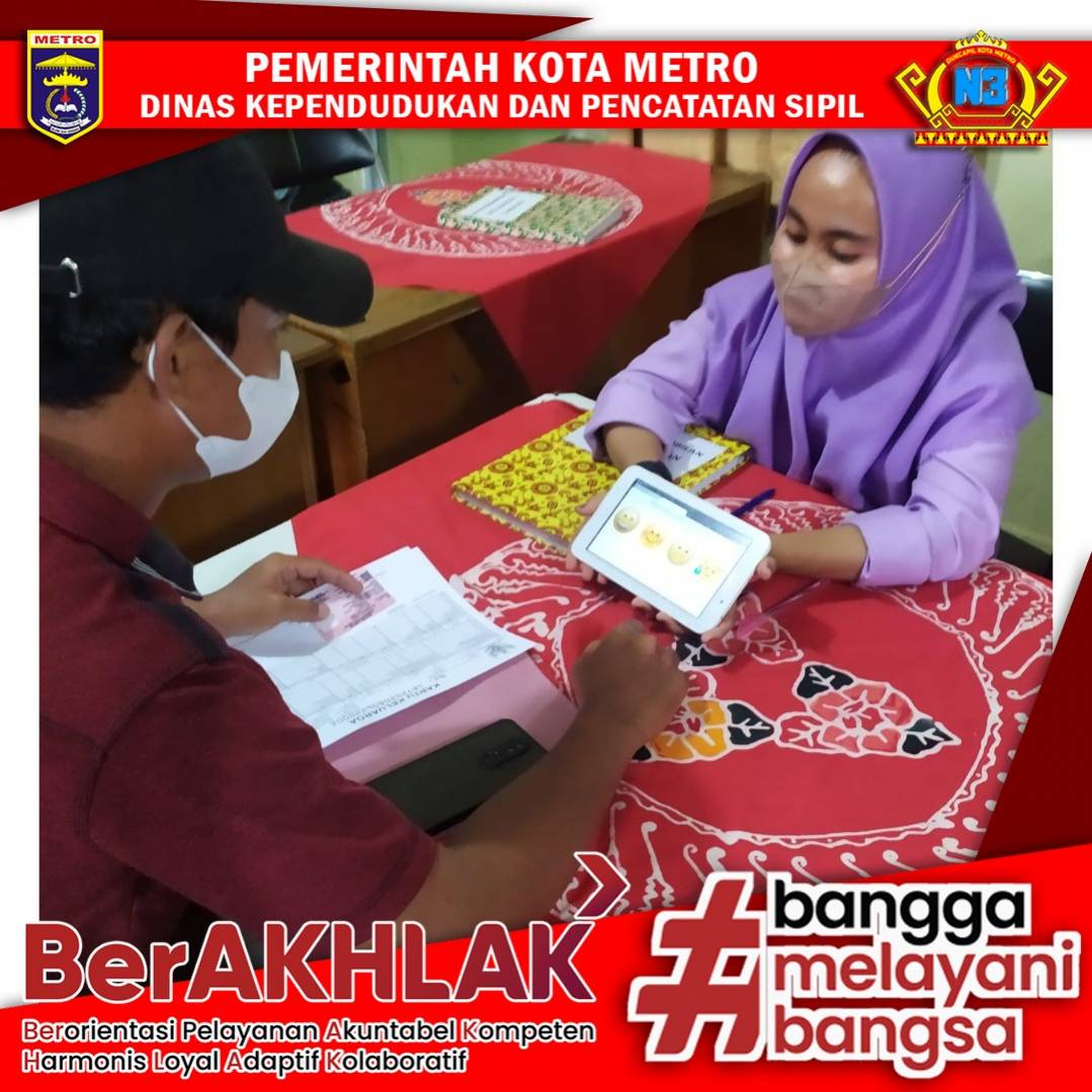 Warga mengisi Kuisioner Survey Kepuasan Masyarakat
