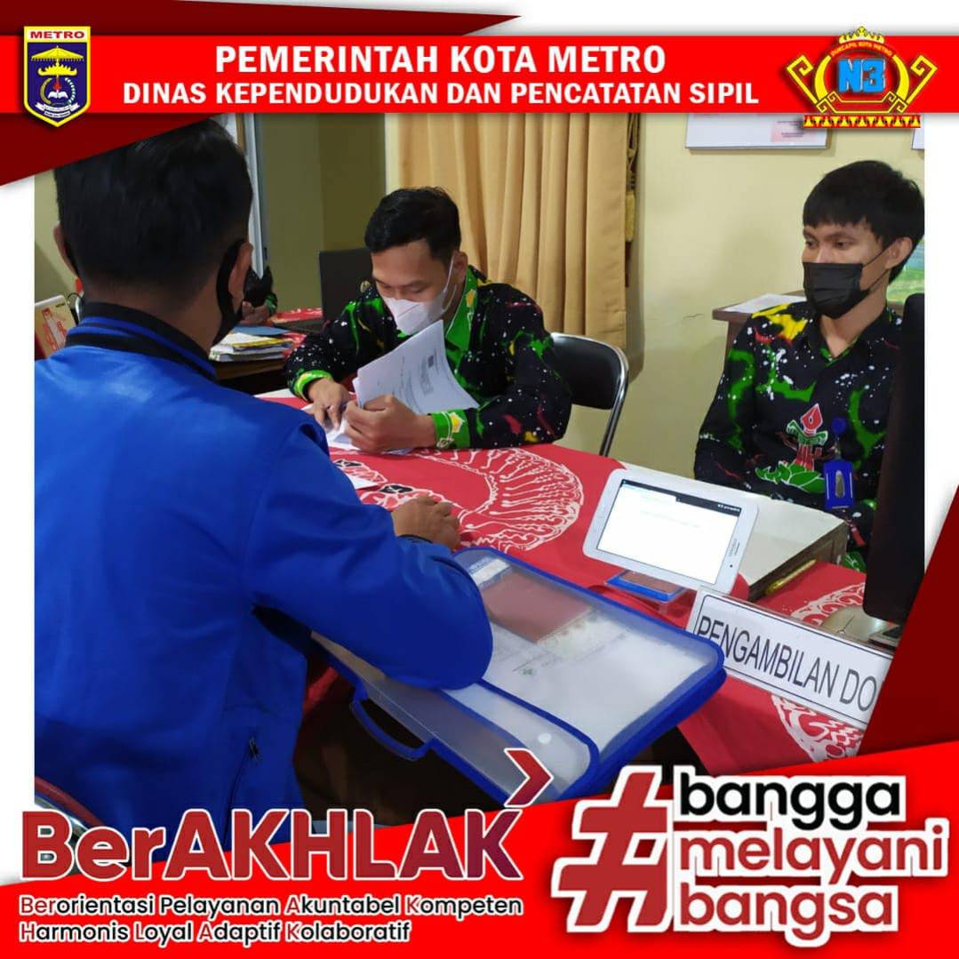 Warga mengisi Kuisioner Survey Kepuasan Masyarakat