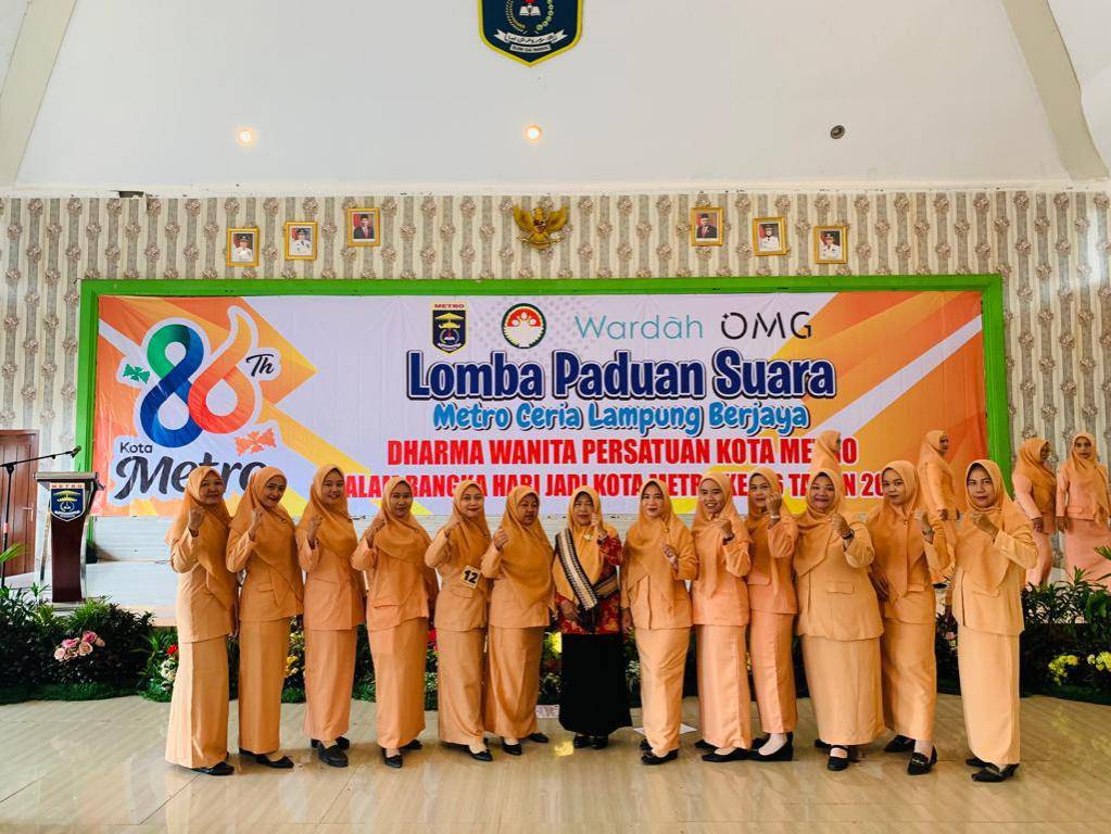 Dharma Wanita Unsur Pelaksana Dinas Kependudukan dan Pencatatan Sipil Kota Metro mengikuti Kegiatan Lomba Paduan Suara