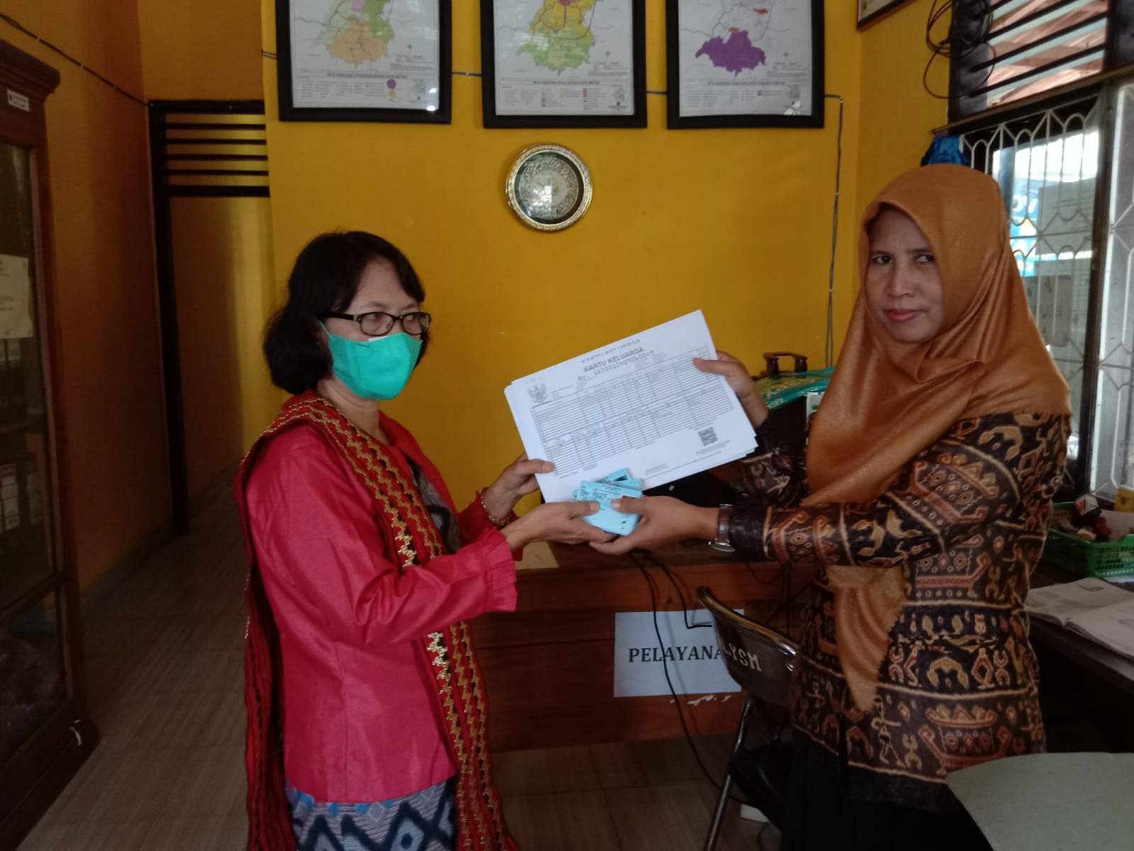 Penyerahan KTP-el ke Kelurahan