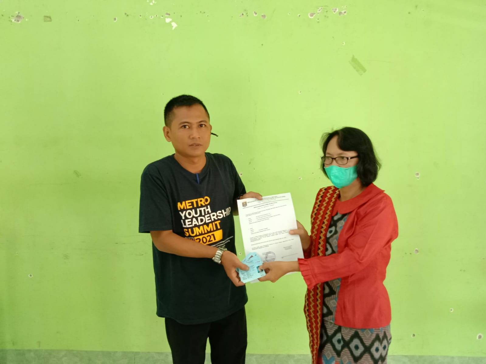 Penyerahan KTP-el ke Kelurahan