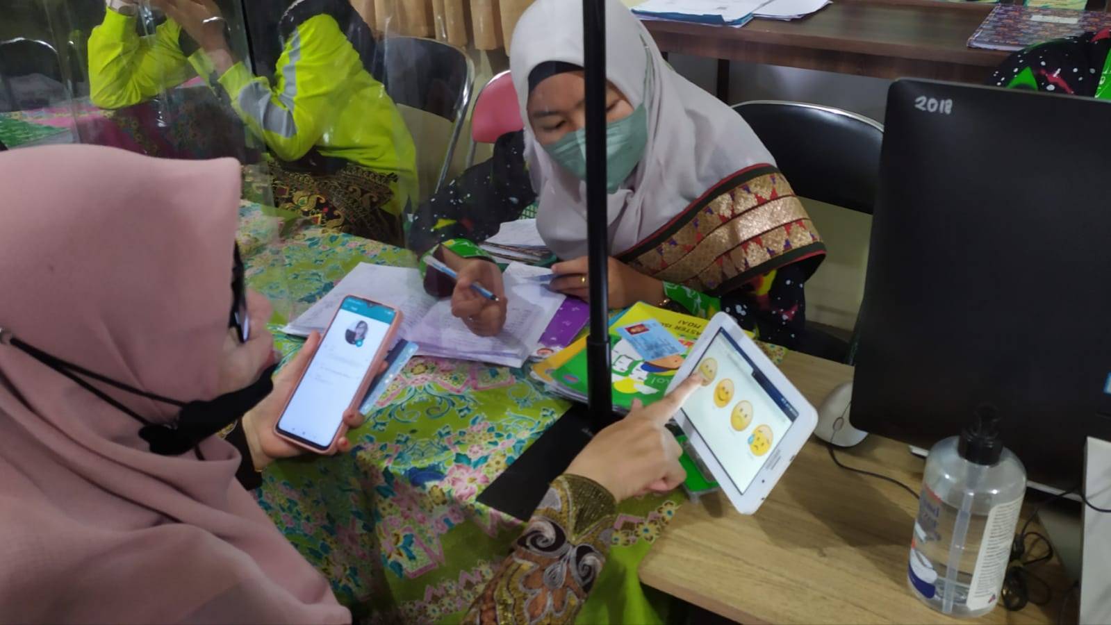 Warga mengisi Kuisioner Survey Kepuasan Masyarakat