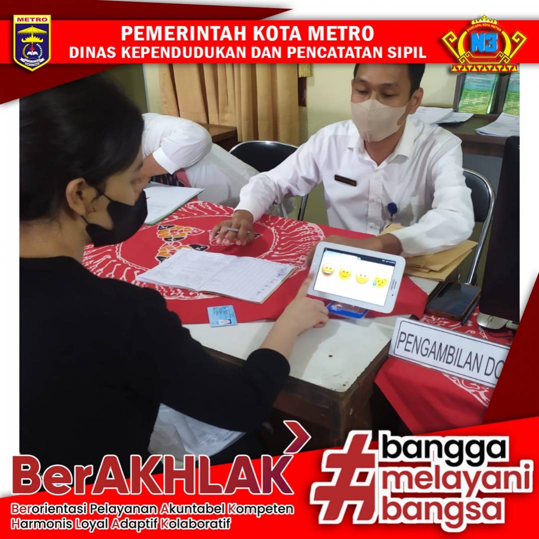 Warga mengisi Kuisioner Survey Kepuasan Masyarakat