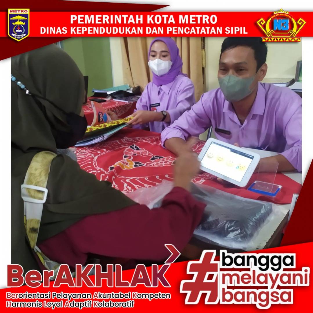 Warga mengisi Kuisioner Survey Kepuasan Masyarakat