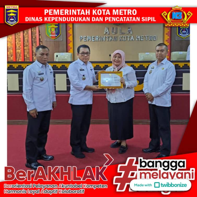 Wali Kota Metro Berikan Piagam Penghargaan Kepada Disdukcapil sebagai OPD dengan Capaian Tertinggi Penggunaan PDN 2023