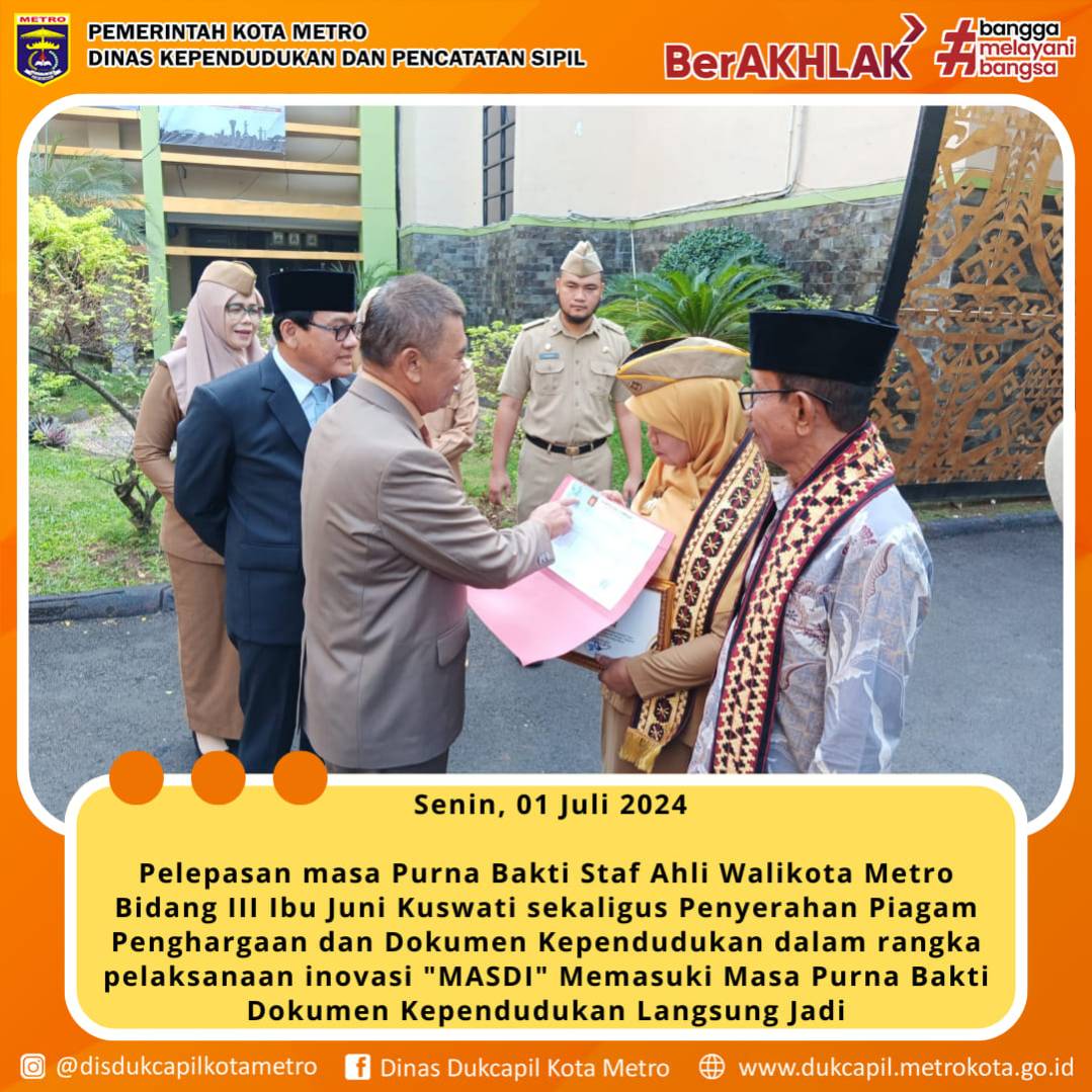 Penyerahan Piagam Penghargaan dan Dokumen Kependudukan dalam rangka pelaksanaan inovasi "MASDI" Memasuki Masa Purna Bakti Dokumen Kependudukan Langsung Jadi