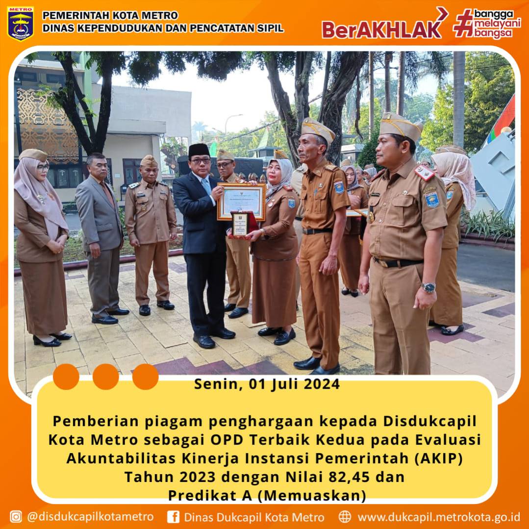 Pemberian piagam penghargaan kepada Disdukcapil Kota Metro sebagai OPD Terbaik Kedua pada Evaluasi Akuntabilitas Kinerja Instansi Pemerintah (AKIP) Tahun 2023
