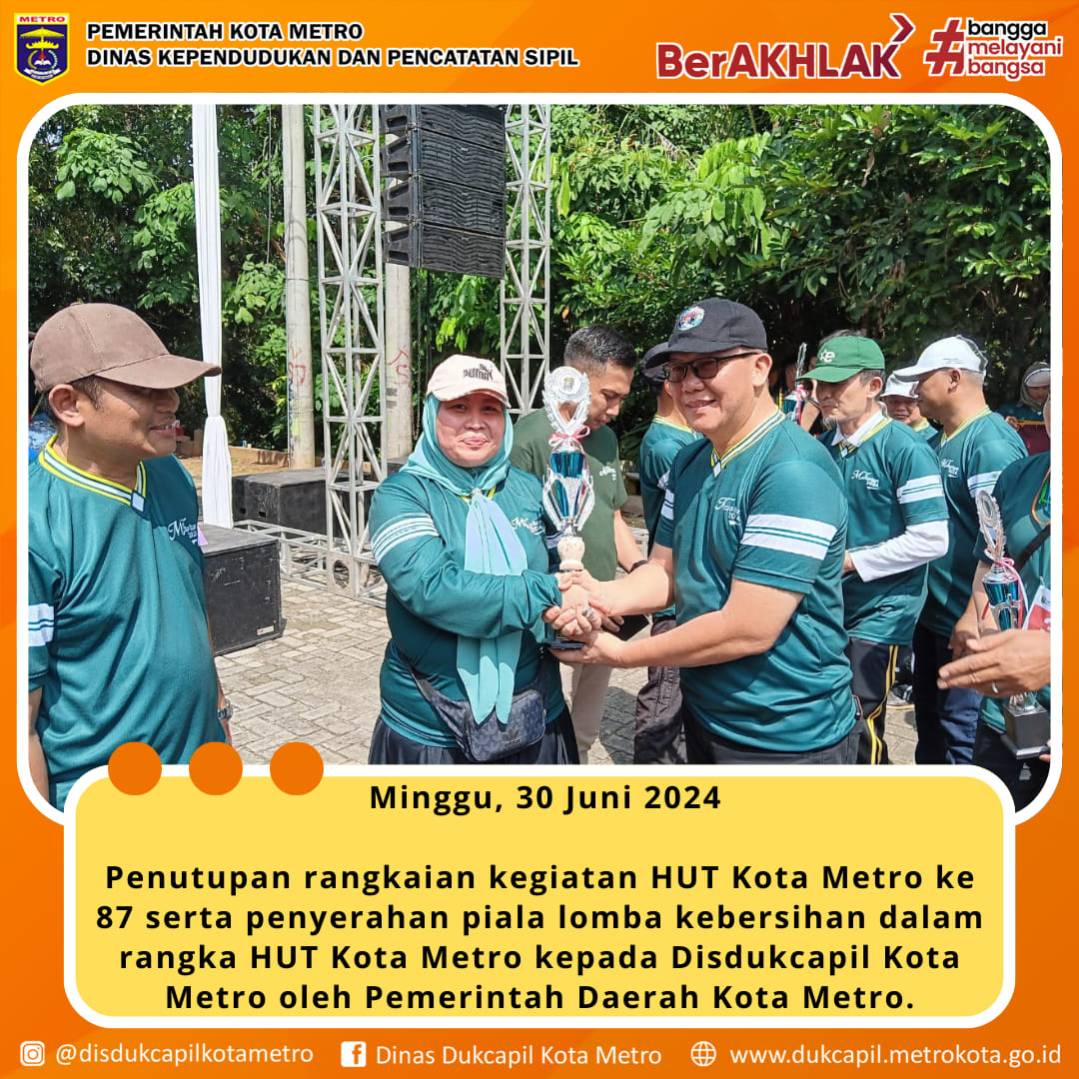 Penyerahan piala lomba kebersihan dalam rangka HUT Kota Metro kepada Disdukcapil Kota Metro